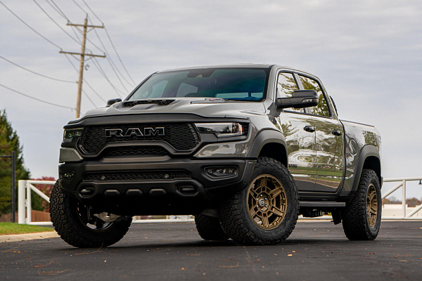 Фото дисков HRE FT1 Сатиновое темное золото на Ram 1500 V