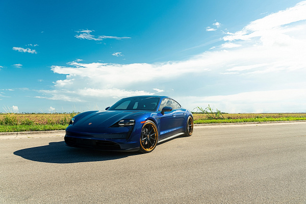 Фото дисков Strasse Wheels SV10 Deep Concave FS Черный глянец на Porsche Taycan I