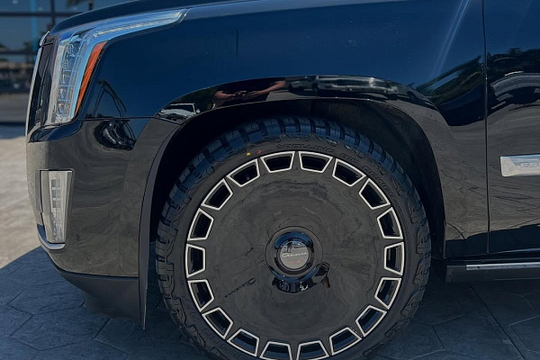 Фото дисков Giovanna Dicotto Черный глянец на Cadillac Escalade IV