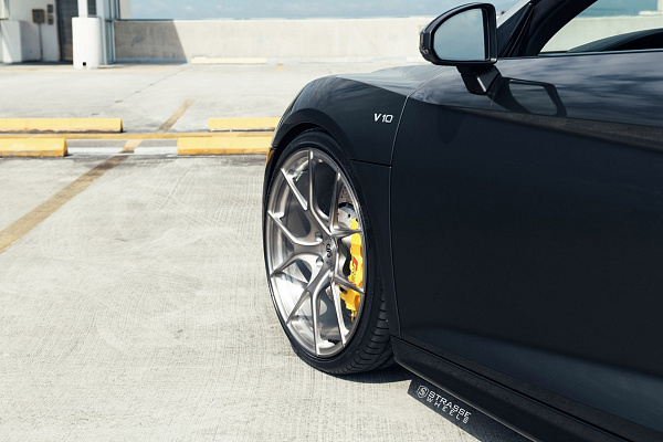 Фото дисков Strasse Wheels SM5R Deep Concave Monoblock Сатиновый темный лак на Audi R8 (4S)