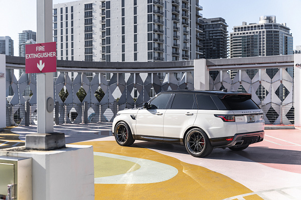 Фото дисков Strasse Wheels SV10 Deep Concave FS Черный сатин на Range Rover Sport II