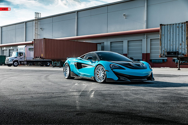 Фото дисков Anrky RS1 Белый глянец на McLaren 600