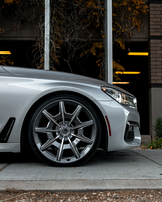 Фото дисков ESQUIRE Глянцевый графит на BMW 7 (G11/G12)