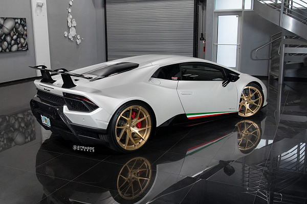Фото дисков Strasse Wheels SM5RT Deep Concave Monoblock Сатиновое золото на Lamborghini Huracan