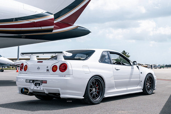 Фото дисков Strasse Wheels R10 Competition Черный глянец на Nissan GT-R