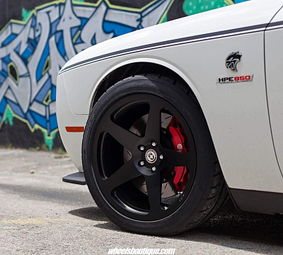 Фото дисков HRE 305M на Dodge Challenger III