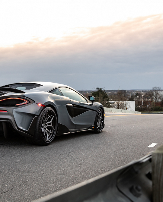 Фото дисков PF9 Сатиновый графит на McLaren 600