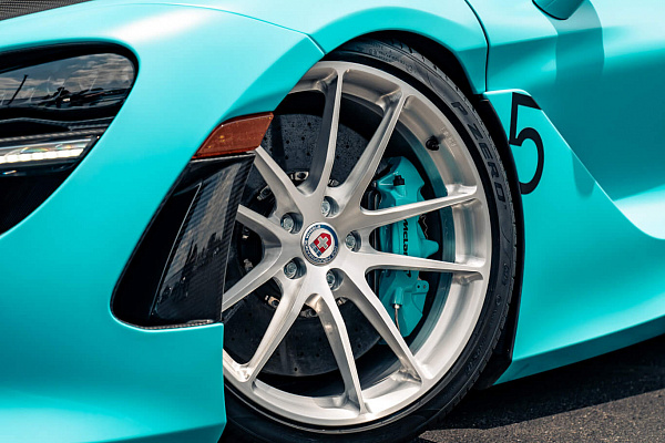 Фото дисков HRE P104 Глянцевый лак на McLaren 720S