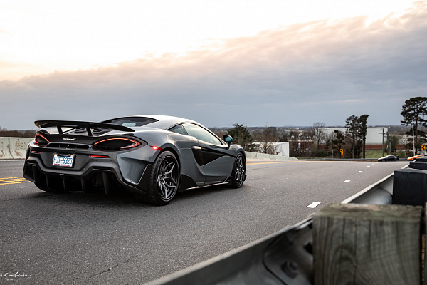 Фото дисков Brixton Forged PF9 Сатиновый графит на McLaren 600