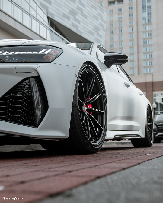 Фото дисков R11-R Черный сатин на Audi A/RS 6 (C8)