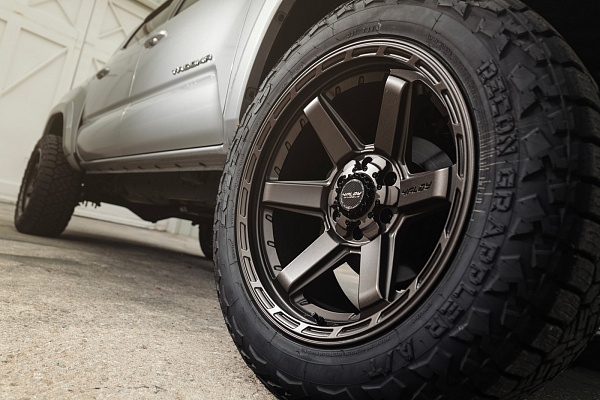 Фото дисков 4PLAY 4P63 Сатиновая темная бронза на Toyota Tacoma III