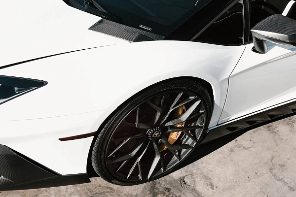 Фото дисков Brixton Forged PF10 Черный матовый на Lamborghini Aventador