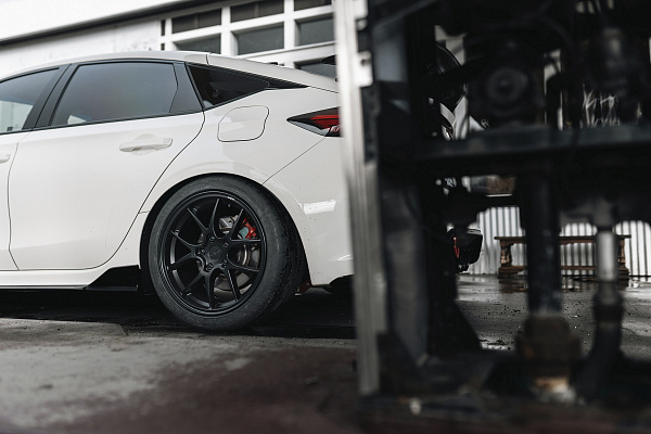 Фото дисков Rotiform LTN-J Черный матовый на Honda Civic Type R FL5