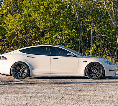 Фото дисков Strasse Wheels SV15FF Deep Concave Duoblock на Tesla Model S