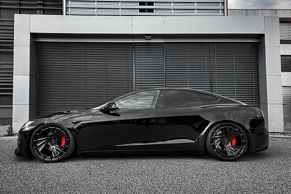 Фото дисков Radi8 R807 Черный глянец на Tesla Model S