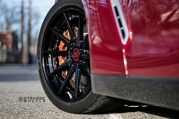 Фото дисков Strasse Wheels R10 Deep Concave FS Черный глянец на Nissan GT-R