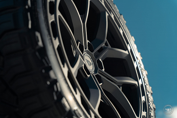 Фото дисков Vossen UV-X Матовый графит на Land Rover Defender II