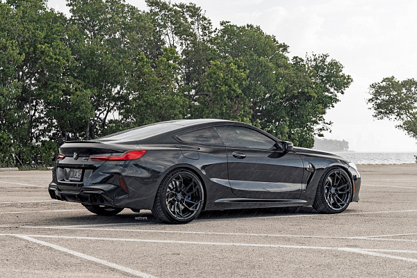 Фото дисков Strasse Wheels SB1 Deep Concave Duoblock Черный глянец на BMW 8/M8