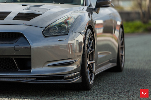 Фото дисков Vossen VFS-6 Глянцевый графит на Nissan GT-R