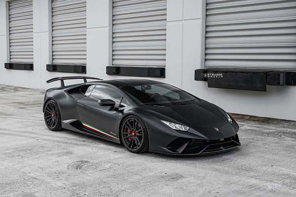 Фото дисков Strasse Wheels SV12 Deep Concave Duoblock Черный глянец на Lamborghini Huracan