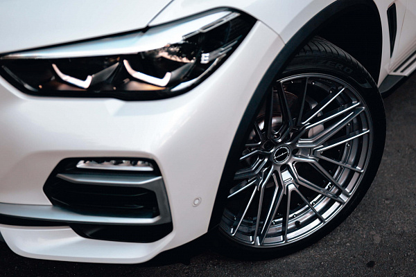 Фото дисков Brixton Forged VL4 Глянцевый графит на BMW X5/X5 M (G05/G18/F95)