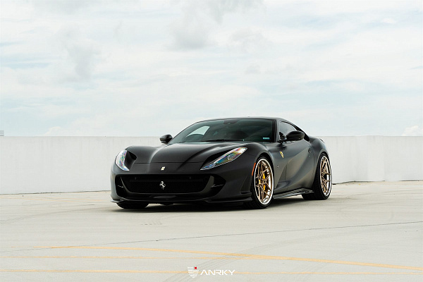 Фото дисков Anrky S3-X4 Глянцевое темное золото на Ferrari 812