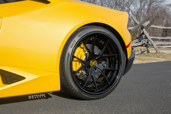Фото дисков Strasse Wheels SM5R Deep Concave FS Черный глянец на Lamborghini Huracan