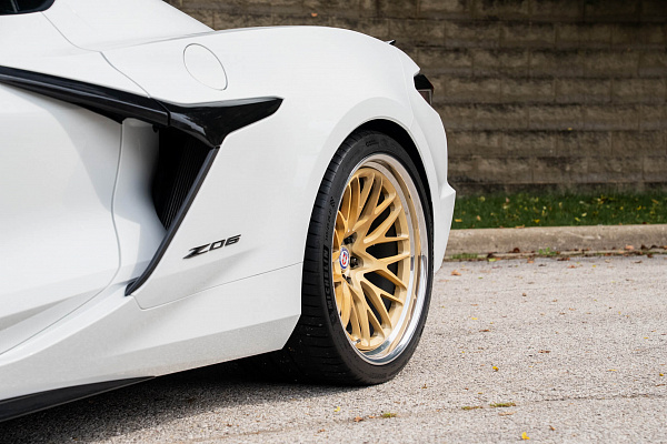 Фото дисков HRE 520 Сатиновое золото на Chevrolet Corvette C8