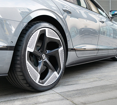 Фото дисков Kahn Type 8 на Bentley Flying Spur III