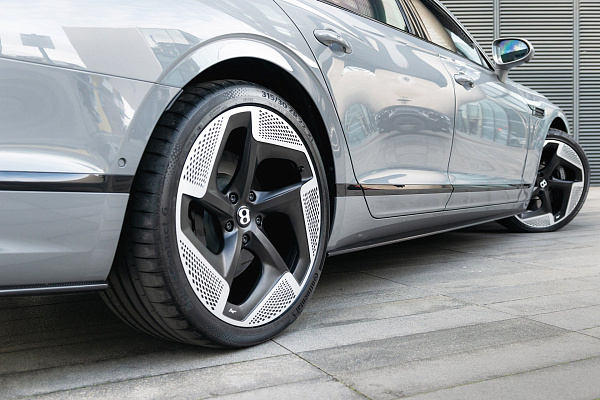 Фото дисков Kahn Type 8 Черный матовый на Bentley Flying Spur III