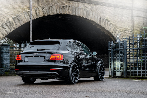 Фото дисков Kahn Type 54 Черный сатин на Bentley Bentayga