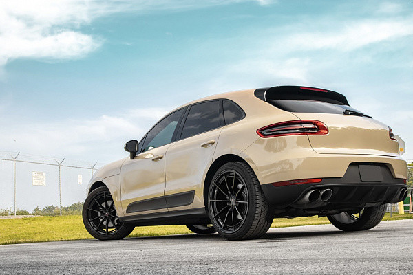 Фото дисков Savini SV-F1 Черный глянец на Porsche Macan I