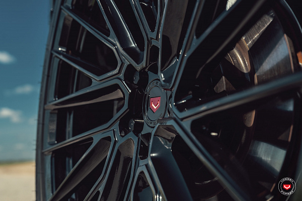 Фото дисков Vossen EVO-6T Черный глянец на Land Rover Range Rover IV
