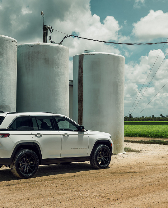Фото дисков HF-3 Черный глянец на Jeep Grand Cherokee V
