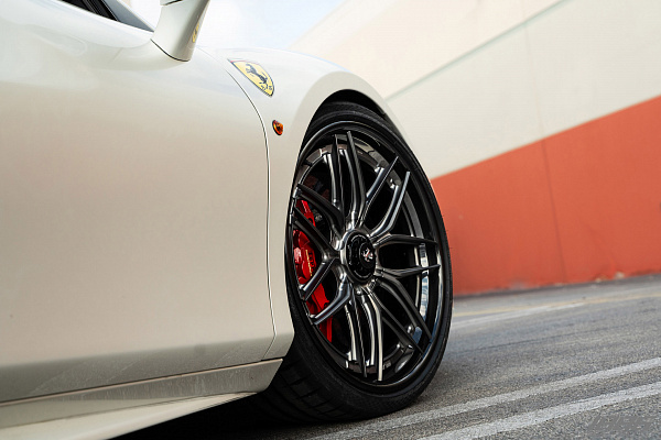 Фото дисков 1886 Wheels XR004 Сатиновый графит на Ferrari 488