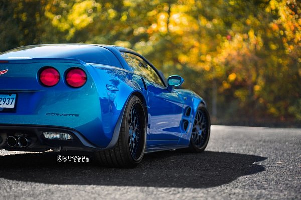 Фото дисков Strasse Wheels SV8 Signature Черный сатин на Chevrolet Corvette C6