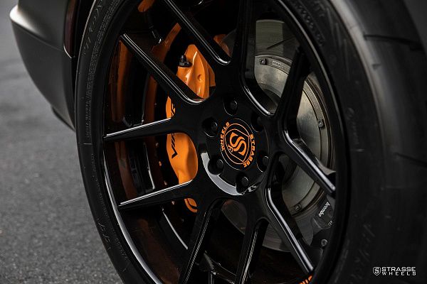 Фото дисков Strasse Wheels SM5 Deep Concave Черный глянец на Dodge Viper