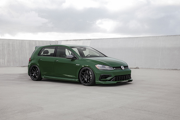 Фото дисков Rotiform HUR Черный сатин на Volkswagen Golf VII