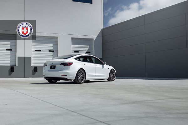 Фото дисков HRE P101SC Сатиновый темный лак на Tesla Model 3