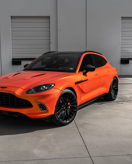 Фото дисков EVO-6T Черный глянец на Aston Martin DBX