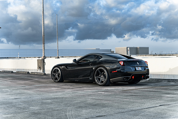 Фото дисков Strasse Wheels SV2 Deep Concave Duoblock Другой цвет на Ferrari 599