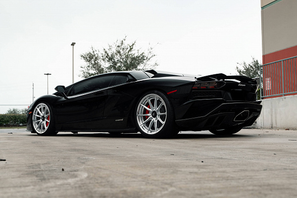 Фото дисков HRE S104SC Глянцевый лак на Lamborghini Aventador