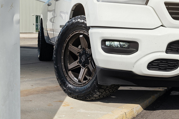 Фото дисков 4PLAY 4PS63 Сатиновая бронза на Ram 1500 V