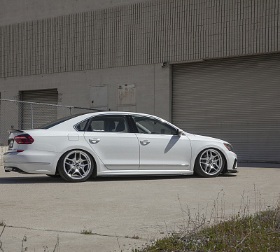 Фото дисков Rotiform HUR на Volkswagen Passat B8