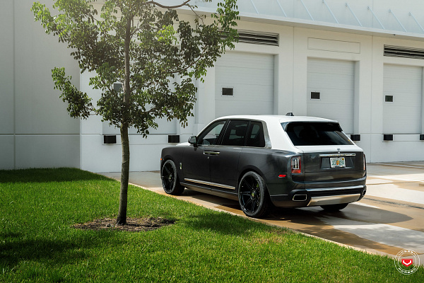 Фото дисков Vossen S17-11 Черный глянец на Rolls-Royce Cullinan