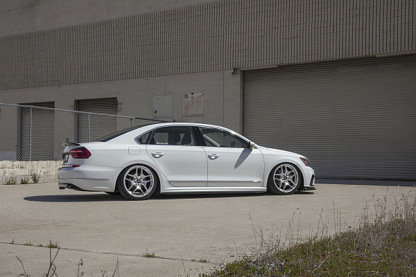 Фото дисков Rotiform HUR Серебро на Volkswagen Passat B8