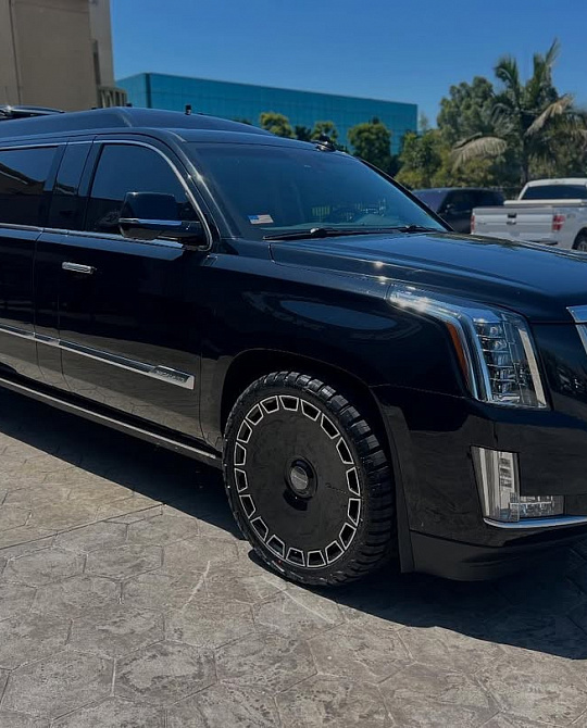 Фото дисков Dicotto Черный глянец на Cadillac Escalade IV
