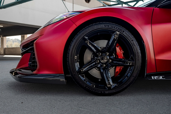 Фото дисков MRR F23 Черный глянец на Chevrolet Corvette C8