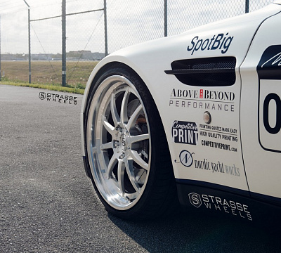 Фото дисков Strasse Wheels R10 Performance на Aston Martin Vantage 2