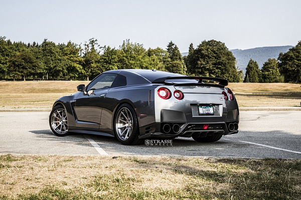 Фото дисков Strasse Wheels R10 Deep Concave Сатиновый темный лак на Nissan GT-R